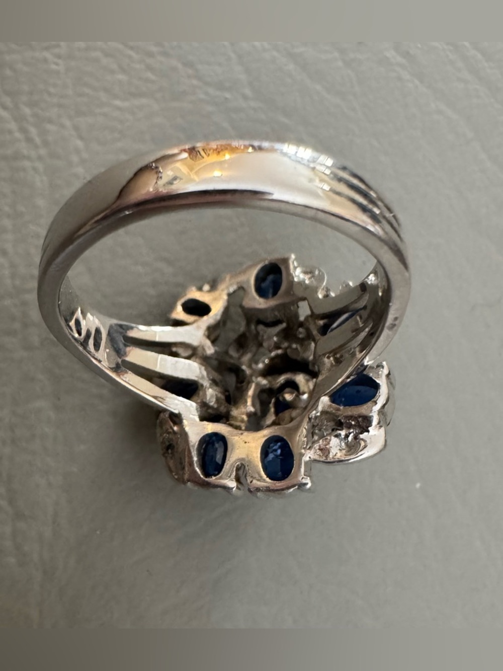 Vintage Platinum Diamond & Sapphire Ring. - Picture 5 of 12